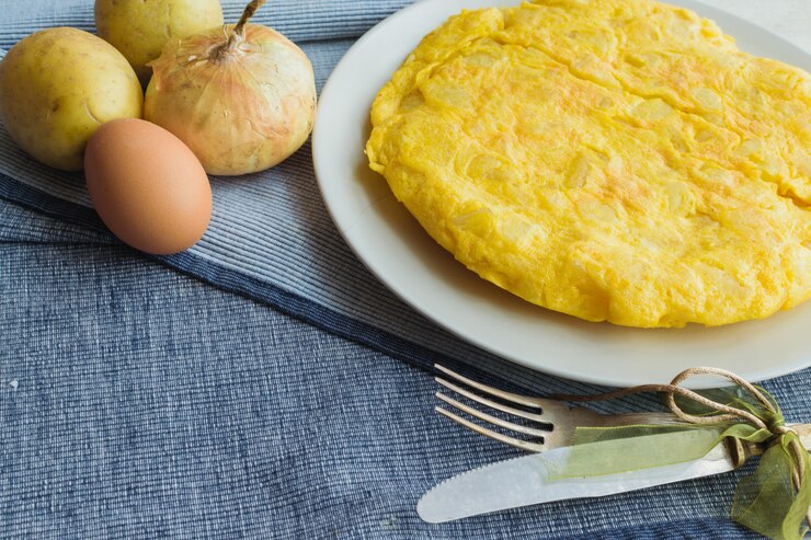 Omelete espanhola chamada tortilla de patatas com talheres vintage