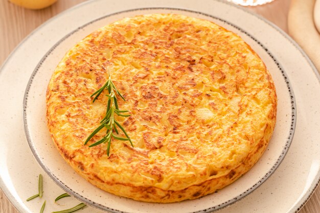 Omelete espanhola com batatas e cebola, cozinha típica espanhola.