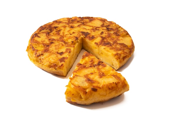 Omelete espanhola ou omelete de batata isolada em fundo branco conceito de comida espanhola