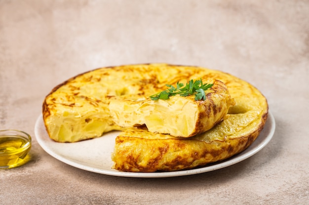 Omelete espanhola tradicional com ovos na mesa