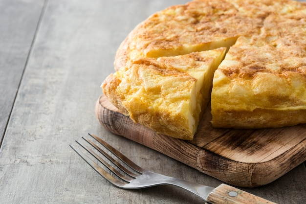 Omelete espanhola tradicional na mesa de madeira rústica