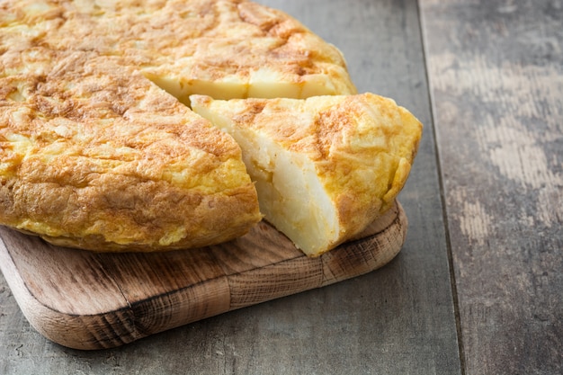 Omelete espanhola tradicional na mesa de madeira