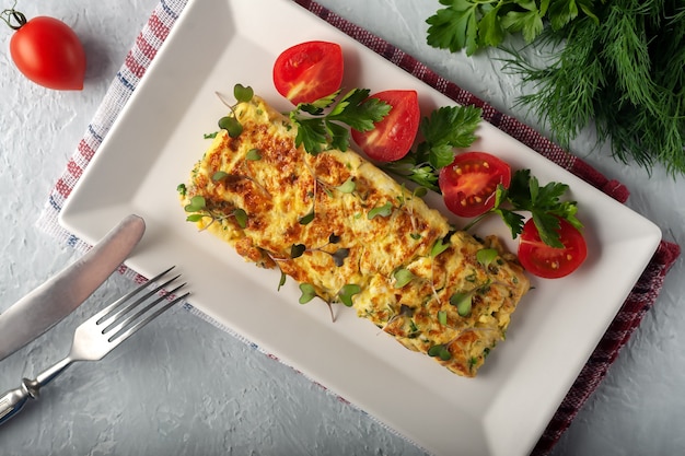 Omelete francesa fresca com comida vegetariana de legumes frescos