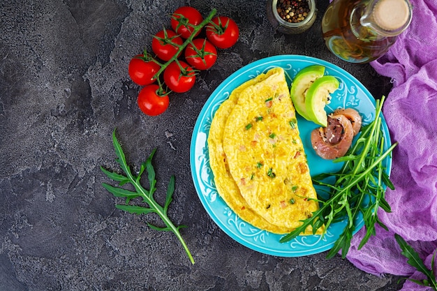 Omelete frito com presunto, cebola e ervas café da manhã com ovos mexidos