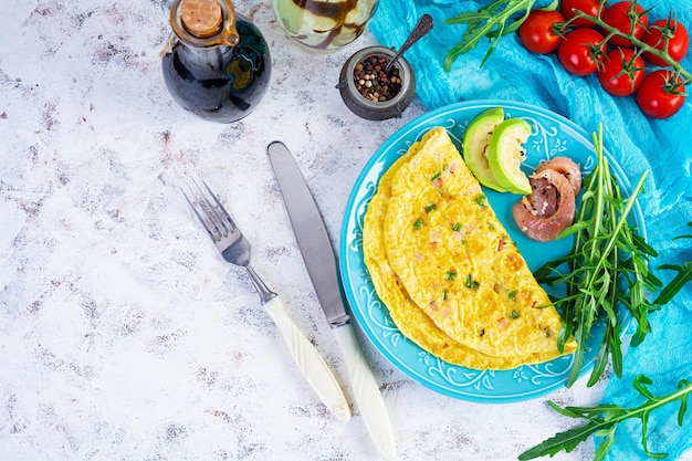 Omelete frito com presunto, cebola e ervas Café da manhã com ovos mexidos