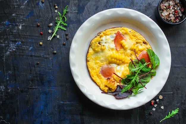 Omelete mexidos com legumes e salada