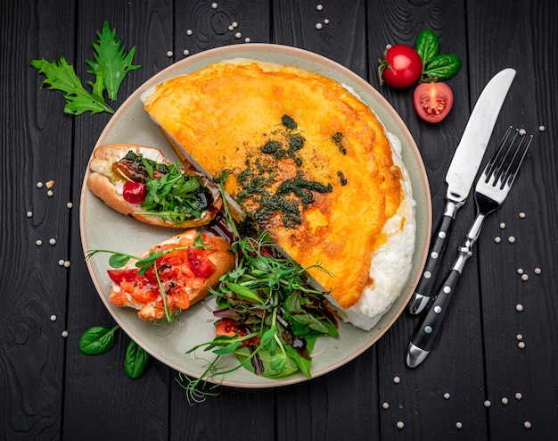 Omelete poulard com diferentes bruschettas