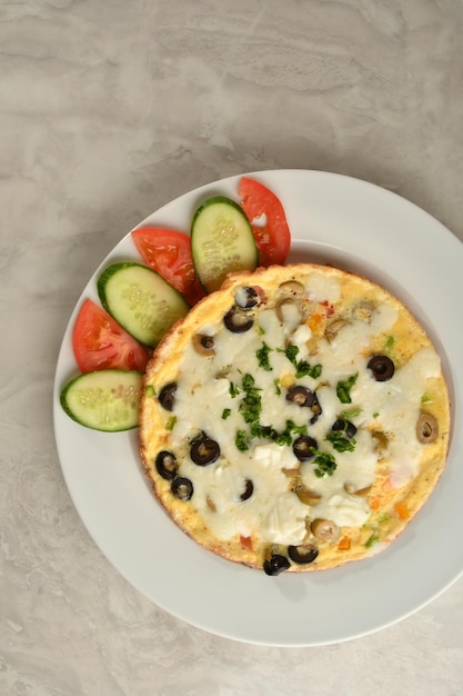 Omelete recheada, comida de dieta saudável para o café da manhã. Saborosa comida matinal.