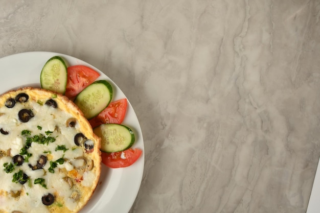 Omelete recheada, comida de dieta saudável para o café da manhã. Saborosa comida matinal.