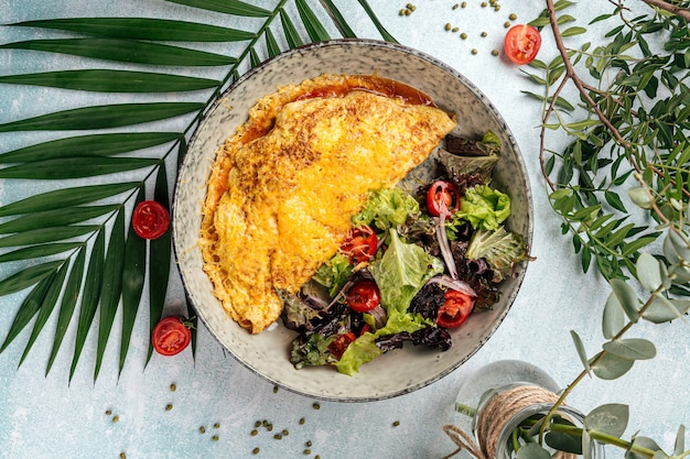 Omelete rústica com salada de legumes