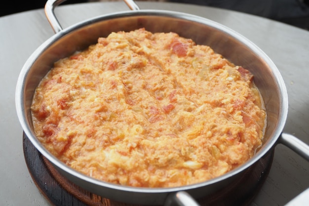 Omelete turco de Menemen em uma frigideira