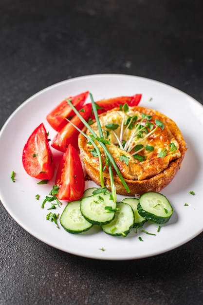 Omelete vegetais ovos fritos café da manhã salada tomate pepino refeição fresca lanche na mesa