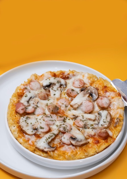 Omelett aus Instant-Nudeln, auch Nudelpizza genannt. Eines der beliebtesten Omelettes für Indonesier