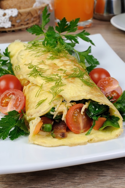 Omelett gefülltes Gemüse mit Kräutern und Tomaten