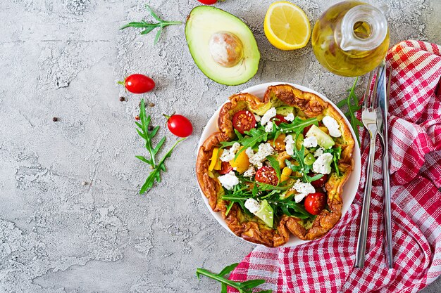 Omelett mit frischen Tomaten, Avocado und Mozzarella. Omelettsalat. Frühstück. Gesundes Essen. Draufsicht. Flach liegen