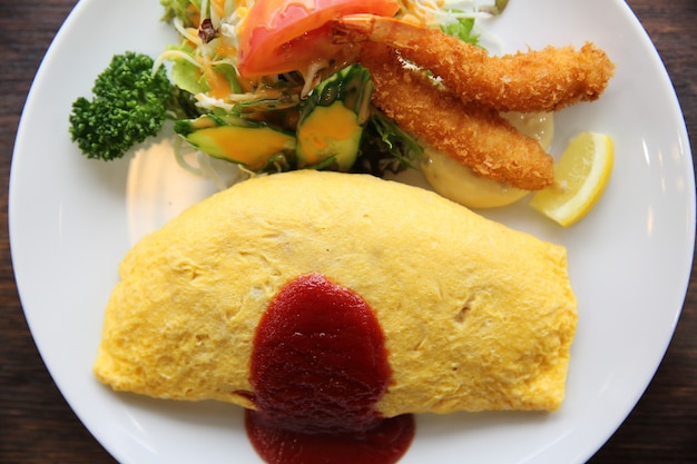 Omelett mit gebratenem Reis und Shrimps Tempura japanisches Essen