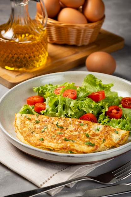 Omelett mit Käse und Salat und Tomatensalat