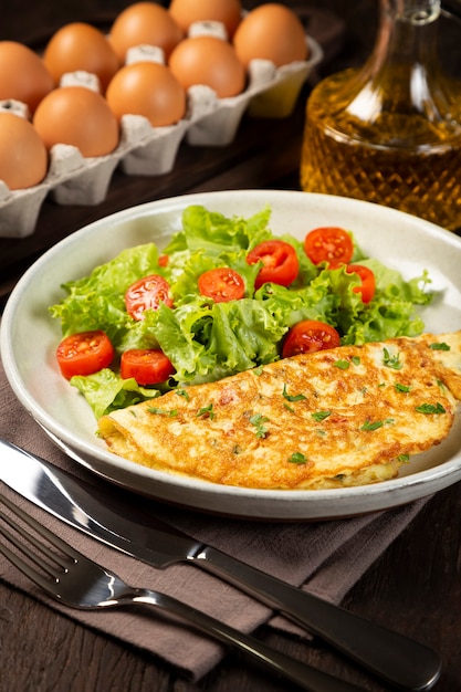 Omelett mit Käse und Salat und Tomatensalat