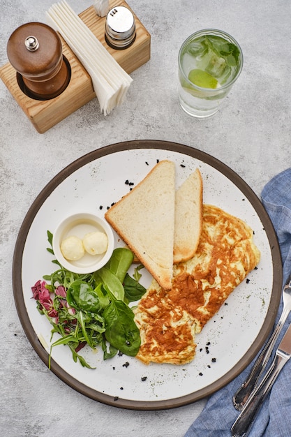 Omelett mit Kräutern, Brot und Butter