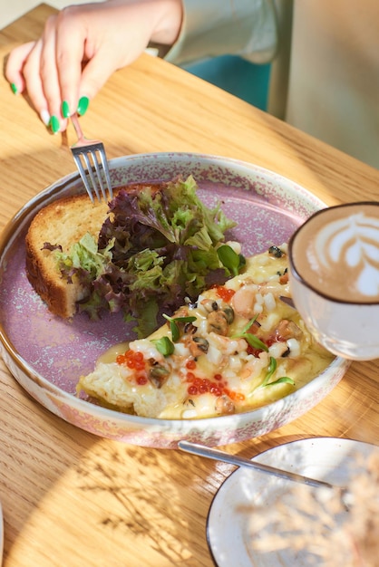 Foto omelett mit pilzen in einer pfanne auf betongrund fritata ist ein italienisches frühstücksgericht