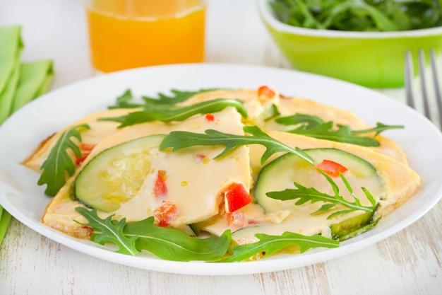 Omelett mit Zucchini auf der Platte und Orangensaft