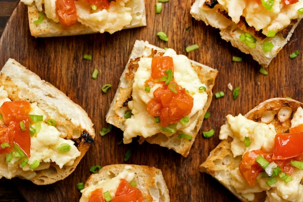 Omelett, Rührei auf geröstetem Brot