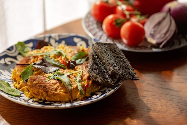 Omelett-Rührei-Straußenei-Shakshuka mit Gemüse und Salat und selbstgebackenem Brot Bio-Lebensmittel vom Bauernhof Kochen von Lebensmitteln Weicher selektiver Fokus