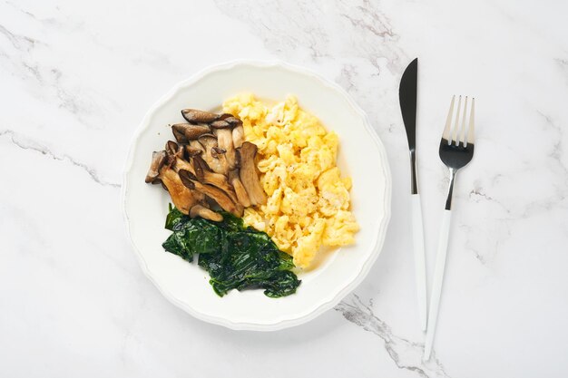 Omelett Spinat-Austernpilz und Käse-Omelett oder Frittata auf weißem Marmorhintergrund Frühstücksidee Draufsicht mit Kopierbereich