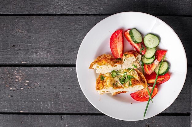 Omelette mit Gemüse frische Frühstücksspiegeleier und Tomaten Gurken frische Portion verzehrfertig