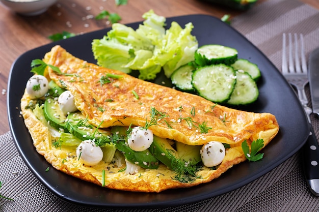 Omelette mit Mozzarella-Käse und Avocado Ketogenes Keto-Diät-Frühstück