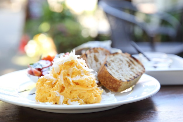 Omelette mit Tomaten und Brot auf Holzhintergrund