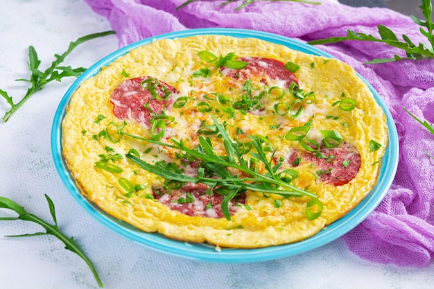 Omelette mit Wurstkräutern und geriebenem Käse Leichtes Frühstück