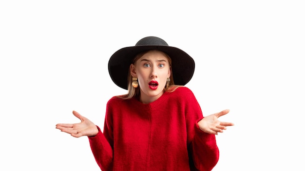 Omg wtf desconcertado hipster mujer cara despistada tendencia moda conmocionado incredulidad dama suéter rojo negro h