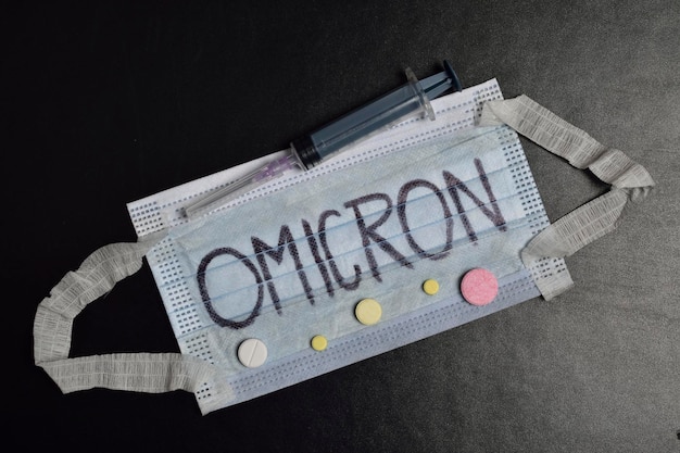 Omicron Concept Face Mask con medicamento y jeringa