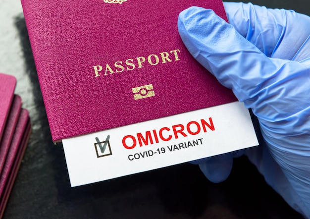 Omicron COVID19 variante y prueba de concepto de viaje nota de resultado positivo en el pasaporte