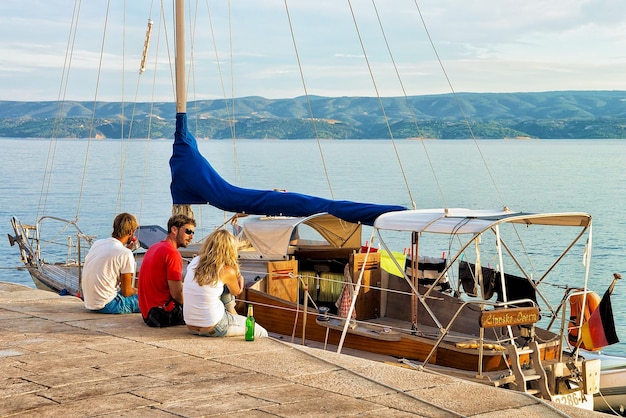 Omis, Croacia - 17 de agosto de 2016: Amigos relajándose en el barco en el puerto del mar Adriático, Omis, Croacia