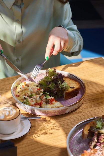 Omlet com cogumelos em uma panela em um fundo de concreto fritata é um prato de café da manhã italiano