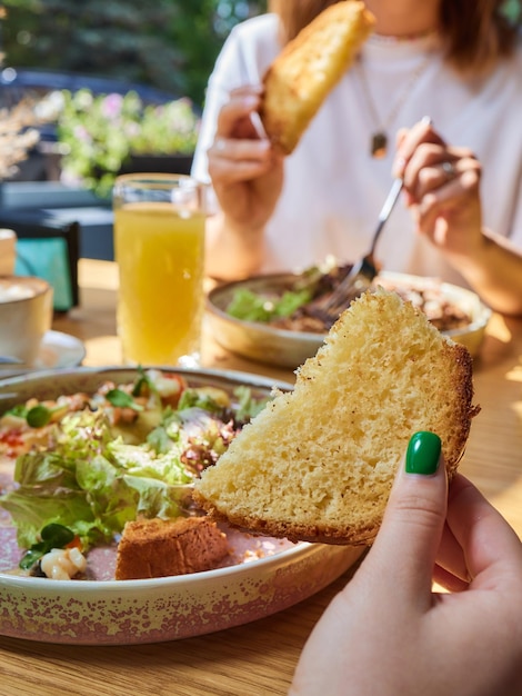 Omlet com cogumelos em uma panela sobre um fundo de concreto Fritata é um prato italiano de café da manhã