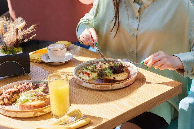 Omlet mit Pilzen in einer Pfanne auf Betongrund Fritata ist ein italienisches Frühstücksgericht