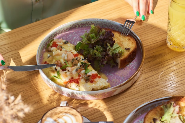 Omlet mit Pilzen in einer Pfanne auf Betongrund Fritata ist ein italienisches Frühstücksgericht
