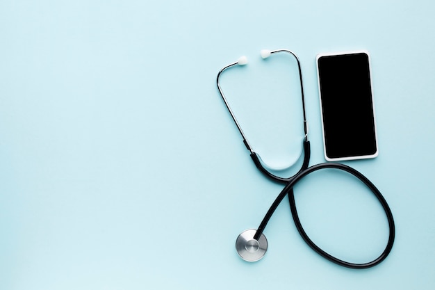 On-line-Doktor am Handy- und Stethoskopkonzept mit Kopienraum