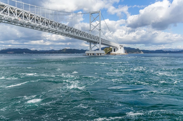 Onaruto-Brücke und Whirlpool in Japan