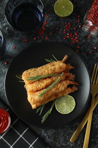 Ã Â¡oncept de comida sabrosa con camarones fritos en mesa oscura