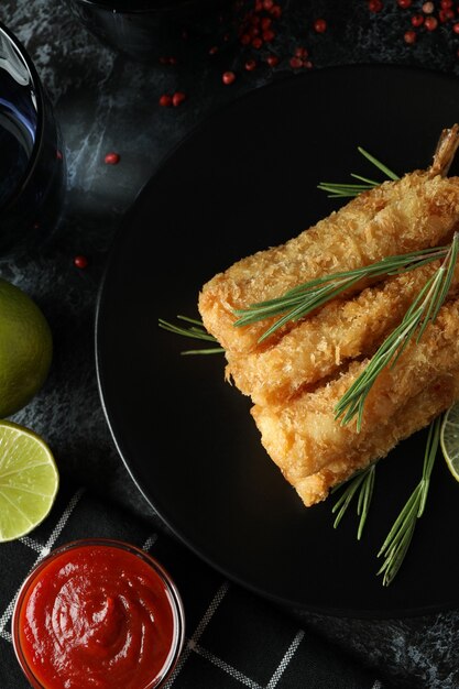 Ã Â¡oncept de comida sabrosa con camarones fritos en mesa oscura