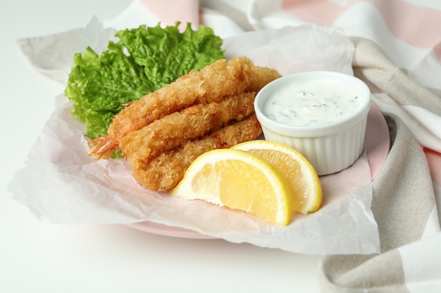 Ã Â¡oncept de comida sabrosa con camarones fritos sobre fondo blanco