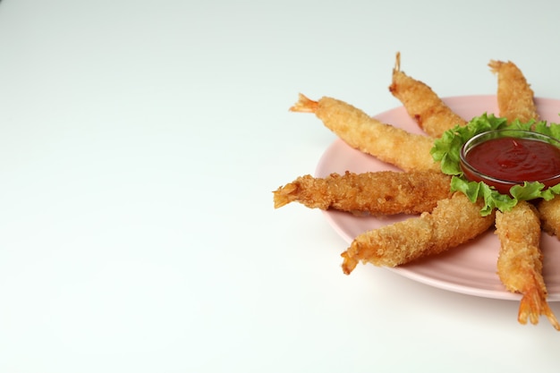 Ã Â¡oncept de comida sabrosa con camarones fritos sobre fondo blanco