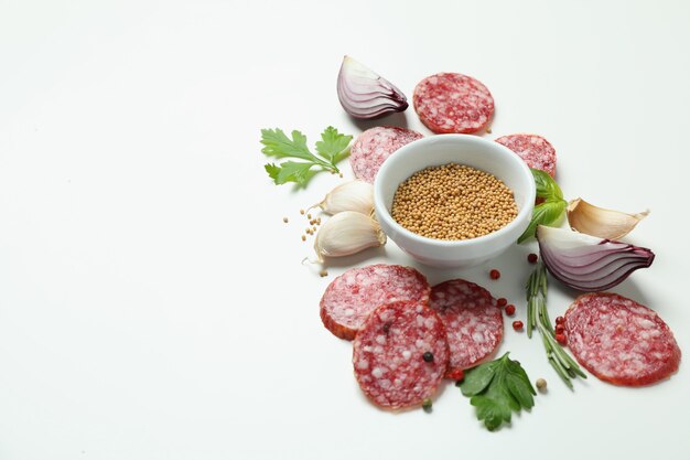 Ã Â¡oncept de comida sabrosa con salchicha de salami sobre fondo blanco