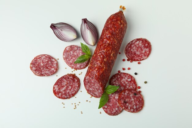 Ã Â¡oncept de comida sabrosa con salchicha de salami sobre fondo blanco