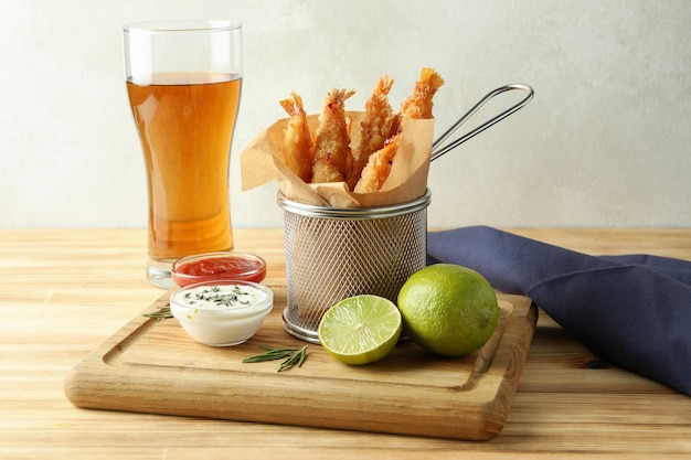 Ã Â¡oncept de comida saborosa com camarÃ £ o frito em mesa de madeira