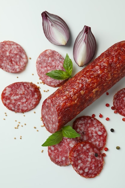 Ã Â¡oncept de comida saborosa com linguiÃ§a de salame em fundo branco